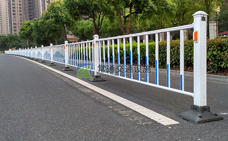 加厚常規(guī)道路市政中心隔離護(hù)欄藍(lán)白色隔離欄