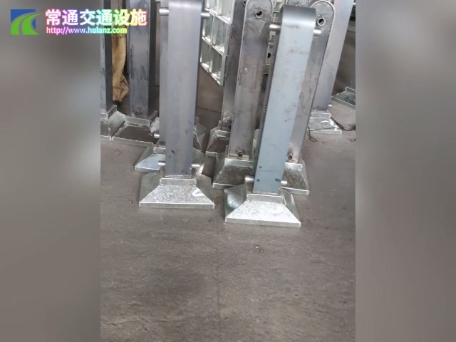 鋼板立柱道路護欄生產現場